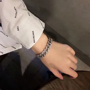 Bracelet à maillons cubains argentés avec pavé de cristaux pour un style hip hop chic