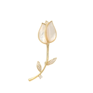 Detail van tulpenbroche met natuurlijke schelpenblaadjes en zirkoon op gouden steel