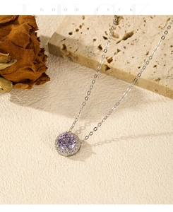 Gros plan du collier en argent s925 avec pierre violette lavande et zircons blancs