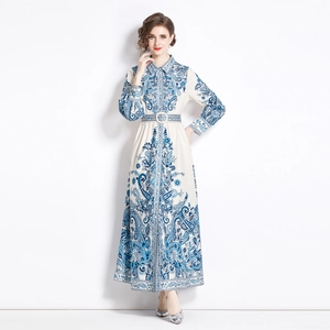 Robe longue élégante à imprimé paisley bleu et blanc avec manches longues et ceinture