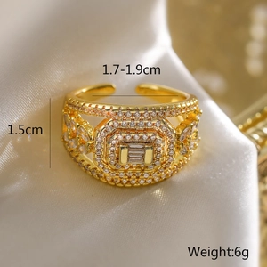 Detaillierte Größenangaben für einen vergoldeten geometrischen Ring mit Zirkonia-Steinen