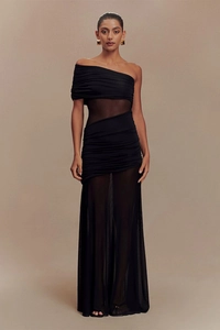 Détail du design plissé asymétrique et du voile transparent sur robe longue noire