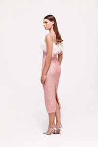 Dettaglio dell'abito rosa con paillettes e bordo in piume bianche sulla scollatura