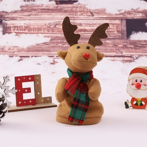 Reno de peluche marrón con bufanda festiva de cuadros para decoración navideña