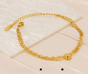 Detail of 18K gold plated double-layer Figaro chain with hollow daisy pendant and K18 tag