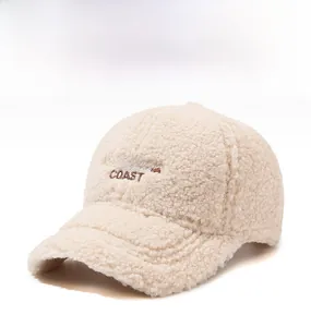 Detail der beigefarbenen Teddy-Fleece-Basecap mit braunem CALIFORNIA COAST Stickerei