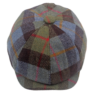 Dettaglio del berretto newsboy in misto lana con trama a quadri multicolore classica