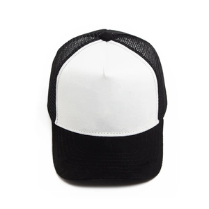 Klassische schwarz-weiße Mesh Trucker Cap mit weißem Frontpanel für den Sommerurlaub