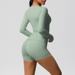 Ensemble de yoga vert sauge avec haut à manches longues et short galbant taille haute