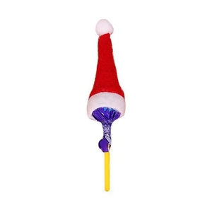 Mini-Nikolausmütze auf einem lila verpackten Lutscher mit gelbem Stiel für Weihnachten