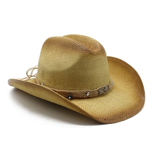 Détail d'un chapeau de cowboy en paille avec perles turquoise et accents métalliques