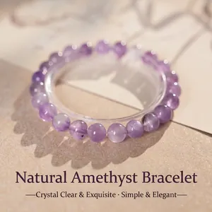 Elegantes lila Amethyst-Perlenarmband für Damen auf einem runden Ständer präsentiert