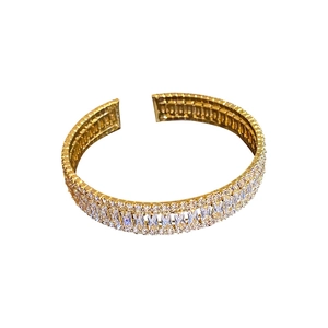 Bracelet jonc doré élégant avec zircons rectangulaires et pierres pavées étincelantes