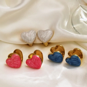 Boucles d'oreilles cœur en émail blanc rose et bleu avec texture marbrée et anneaux dorés