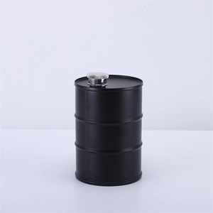 Detail of the 750ml black stainless steel flask with oil drum texture and silver screw cap
