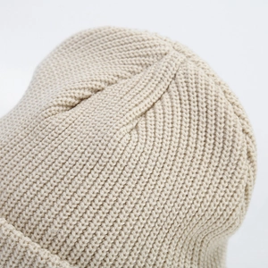 Berretto in maglia a coste beige spesso con trama premium e stile invernale minimalista