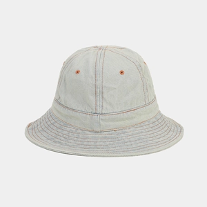 Détail d'un chapeau bob en denim délavé rétro avec des coutures contrastées élégantes