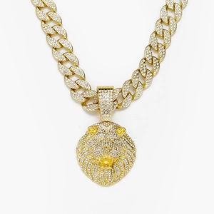 Collier chaîne cubaine dorée style hip hop avec pendentif tête de lion serti de strass