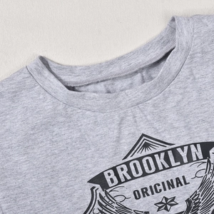 Dettaglio del colletto della t-shirt grigia con stampa vintage Brooklyn serigrafata