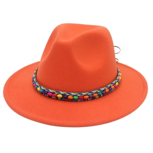 Détail d'un chapeau en laine orange avec ruban de perles ethnique tissé à la main