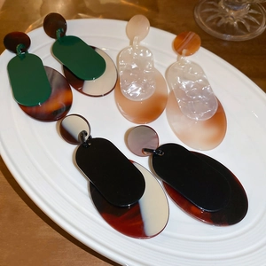 Vue détaillée de trois paires de boucles d'oreilles géométriques en acrylique écaillé