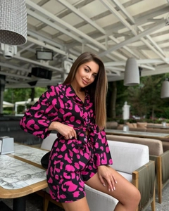 Ensemble chic imprimé léopard avec chemise à manches longues nouée et short assorti