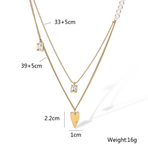 Détail d'un collier doré double épaisseur avec perle blanche, pendentif cœur et mesures