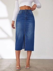 Detail van een denim midi-rok met hoge taille, voorsplit en vintage gerafelde zoomranden