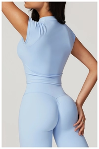 Dettaglio del set da yoga azzurro traspirante con cuciture posteriori modellanti