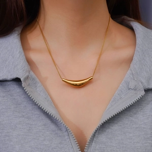 Collana minimalista in acciaio inossidabile dorato con pendente a corno e catena snake