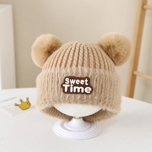 Dettaglio cappello bimbo in maglia con orecchie da orso, peluche e patch Sweet Time