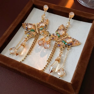 Boucles d'oreilles papillon dorées avec cristaux colorés et longues chaînes pendantes