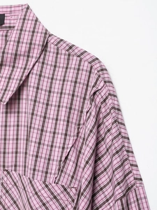 Détail de chemise à carreaux rose montrant le col, l'épaule et la poche de poitrine