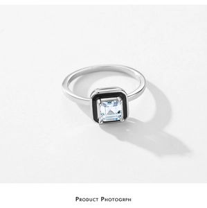 Détail macro de la bague en zircon carré avec bordure en émail noir et finition argent