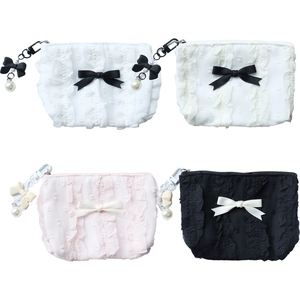 Set di quattro trousse in pizzo nei colori bianco, crema, rosa e nero