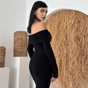 Détail de l'encolure à perles sur une robe de soirée noire moulante chic