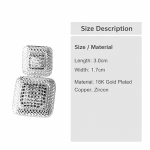 Detalle de pendientes cuadrados de circonita con baño de oro 18K y 3,0 cm de largo