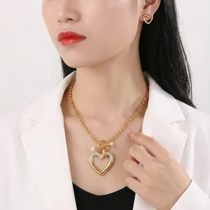Ensemble de collier et boucles d'oreilles cœur avec incrustations de cristaux et perle pour femme