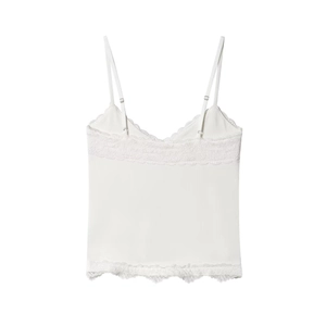 Detail eines weißen Camisole-Tops mit feiner Spitze und seidigem Strickstoff-Gefüge