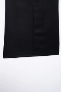 Gros plan sur la texture du tissu noir lisse et les coutures propres de la robe