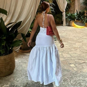 Elegantes weißes rückenfreies Neckholder-Maxikleid mit Volantsaum für den Strandurlaub