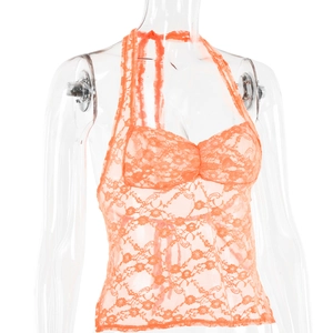 Détail du haut licou orange en dentelle avec motifs floraux et texture transparente
