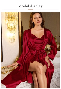 Détail d'un ensemble peignoir et nuisette en satin rouge foncé avec texture soyeuse