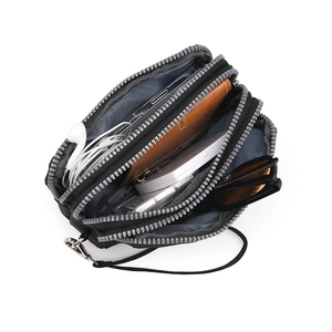 Zwarte nylon mini-tas met drie ritsvakken voor mobiele telefoon en accessoires