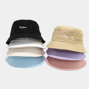 Chapeaux bob en coton avec broderie Forever disponibles en sept couleurs d'été