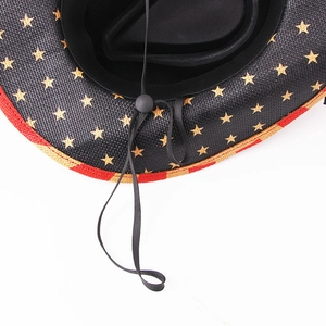 Detail eines gewebten Cowboyhuts mit US-Flaggen-Motiv und winddichtem Kordelzug