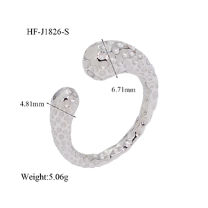 Vue détaillée d'une boucle d'oreille argentée avec texture unique et dimensions précises