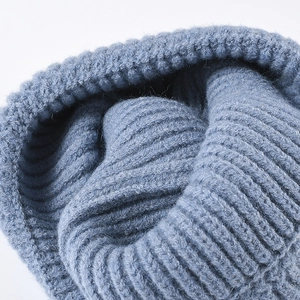 Berretto in maglia a coste spesse blu Morandi con calda texture in lana cashmere