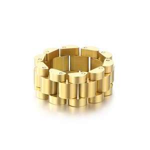 Anello minimalista in acciaio al titanio dorato con design a cinturino su sfondo bianco