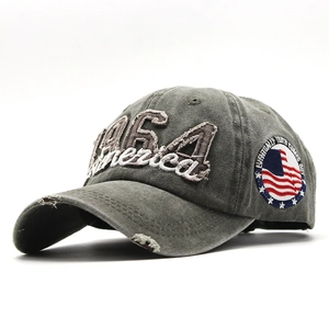 Dettaglio macro del cappello da baseball in denim lavato con ricamo 1964 America